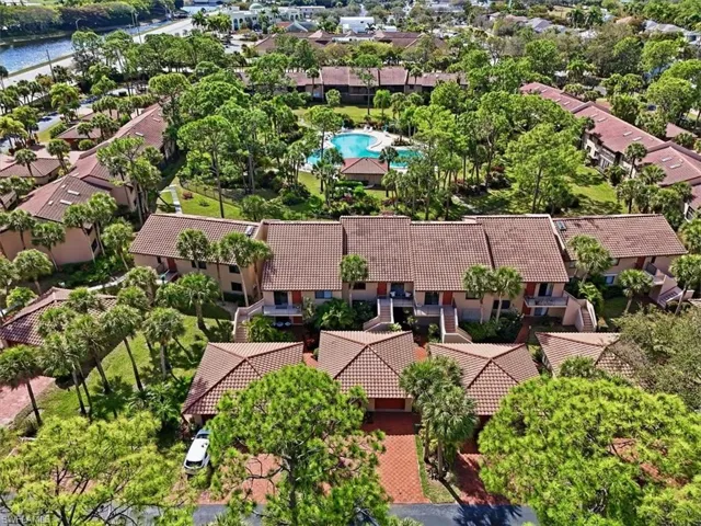 3219 Horse Carriage Way 303, Naples, Florida 34105