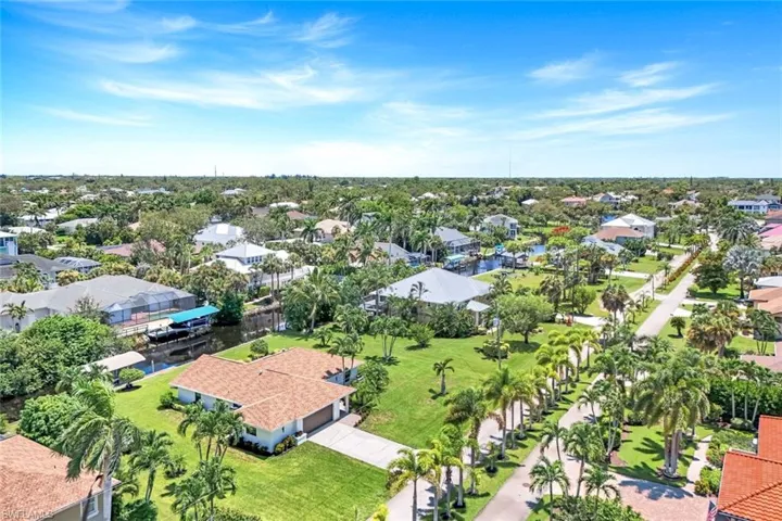 MINUTES to the Gulf by BOAT from your backyard!