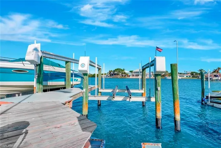 86 Dolphin Cir, Naples, Florida 34113