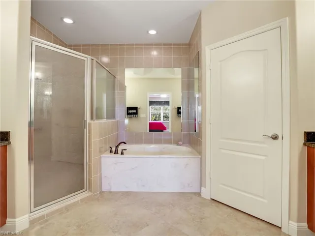 Primary En Suite - separate water closet