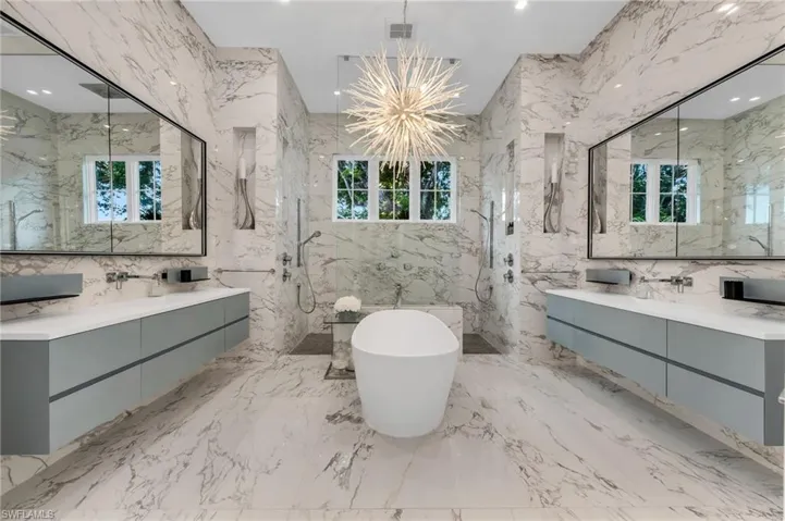 Luxurious main bathroom