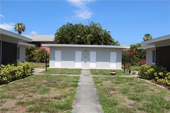 View of front of property featuring a front yard