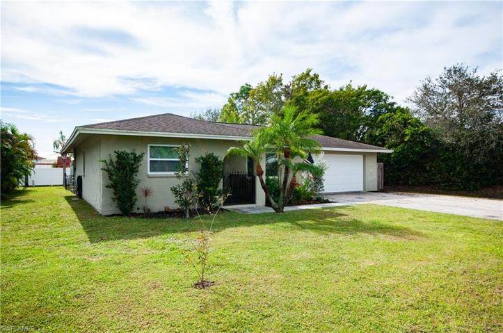 54 Madison DR, NAPLES FL 34110