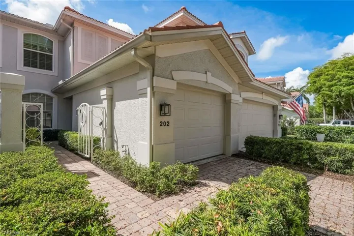 Garden-Feel Private Entrance to 1st Floor Coach Home