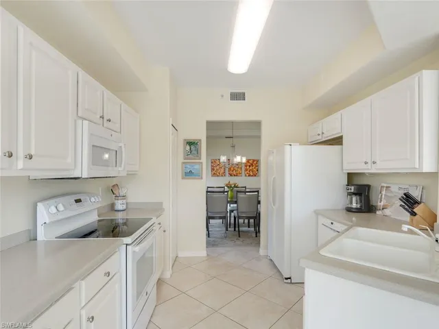 Kitchen w/ Pantry