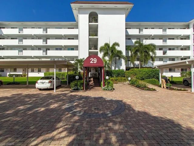29 High Point Cir E 307, Naples, Florida 34103