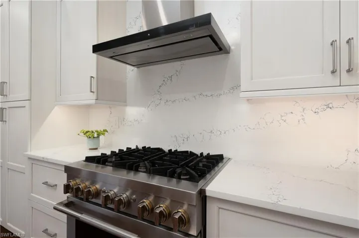 High-end gas range with chimney range hood