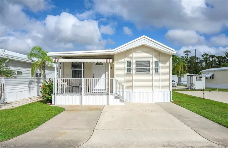 Manufactured / mobile home with a front yard