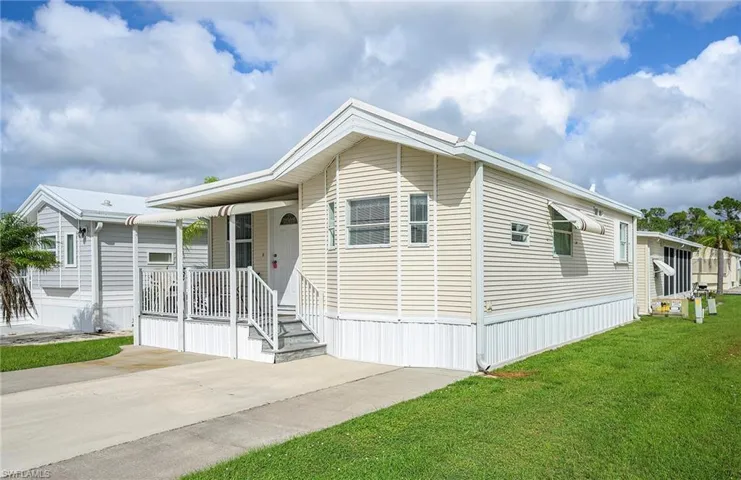 Manufactured / mobile home featuring a front lawn