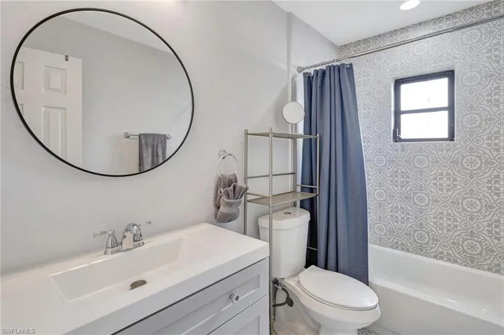 Full bathroom featuring vanity, toilet, and shower / bath combo