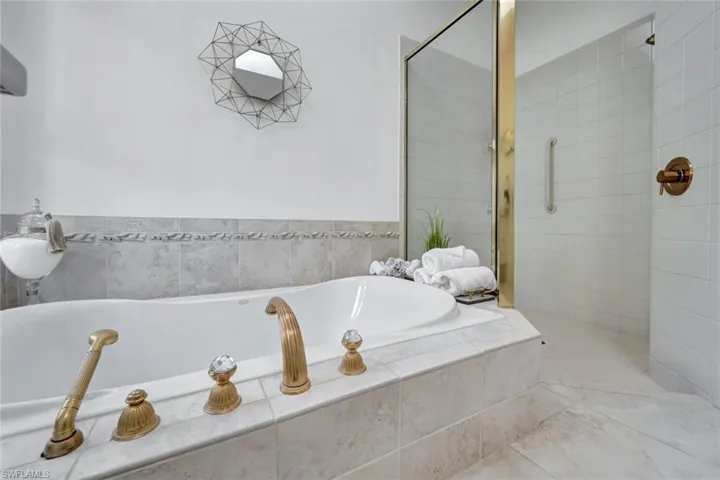 5917  Ashford  LN, Naples, FL 34110