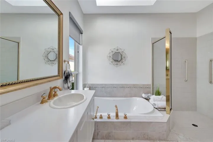 5917  Ashford  LN, Naples, FL 34110