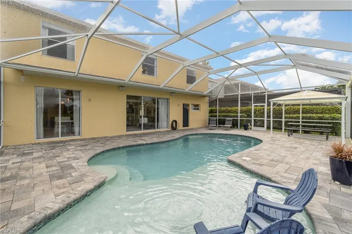 Pool with sun-shelf