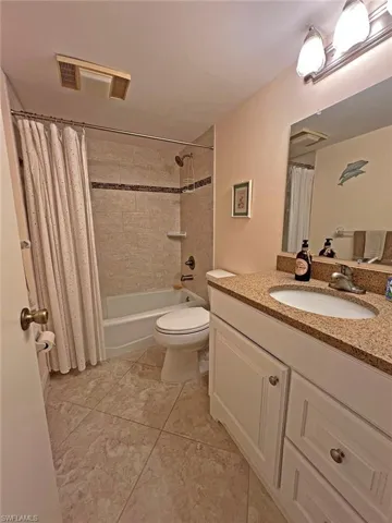 Guest bathroom shower / bathtub combination