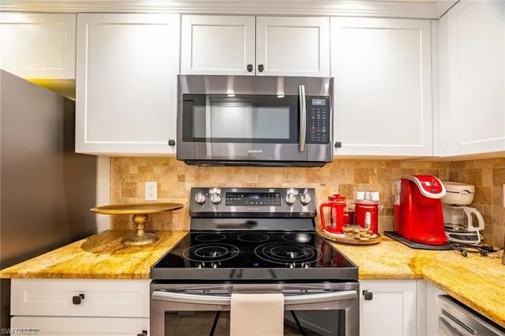 815  Gulf Pavilion  DR, Naples, FL 34108