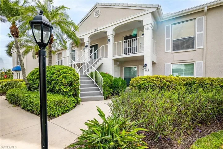 815  Gulf Pavilion  DR, Naples, FL 34108