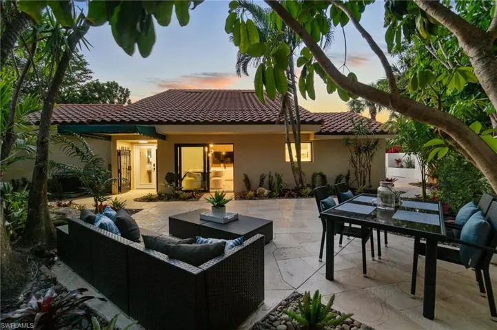 Your own, private, tropical courtyard for relaxing evenings, or dining al fresco - Florida living!