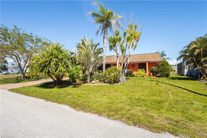 View of front of home featuring a front yard and stucco siding