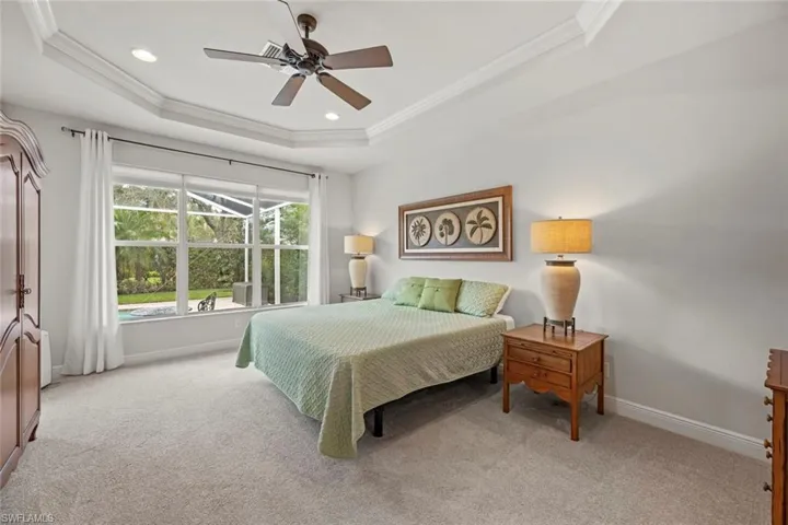 Master bedroom w/tray ceiling