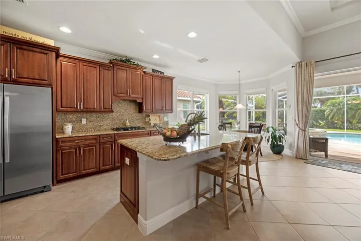 Kitchen w/large island