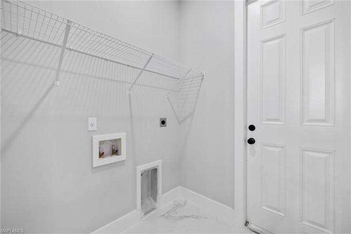 Washer & Dryer hookups