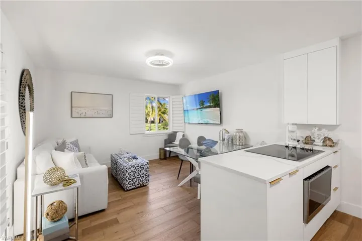 Kitchen/dining/living area