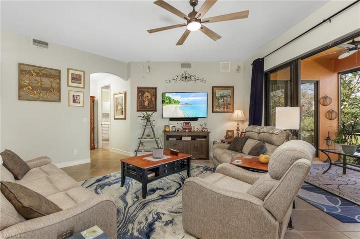 Comfort and relaxing with big views of the pond through the lanai.