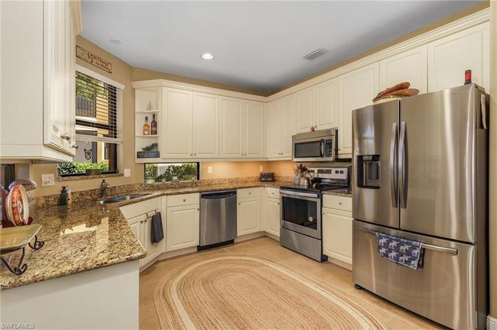 Wonderful wrap-around kitchen with granite counter, raised panel cabinets and all stainless appliances.