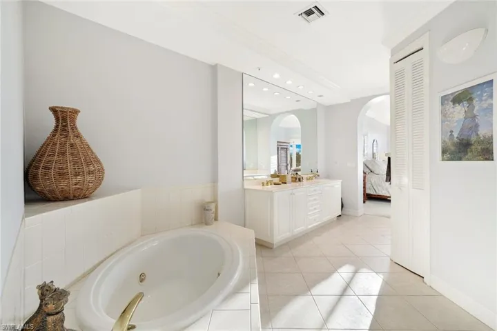 4811 Island Pond Ct 302, Bonita Springs, Florida 34134