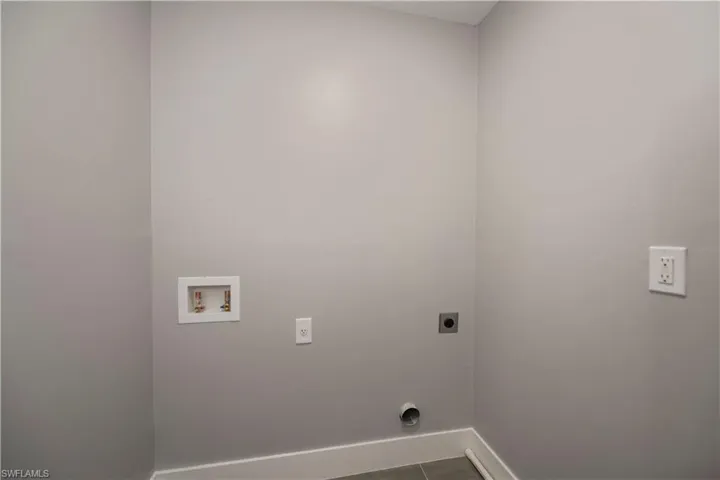 Laundry area with hookup for a washing machine, baseboards, laundry area, and electric dryer hookup