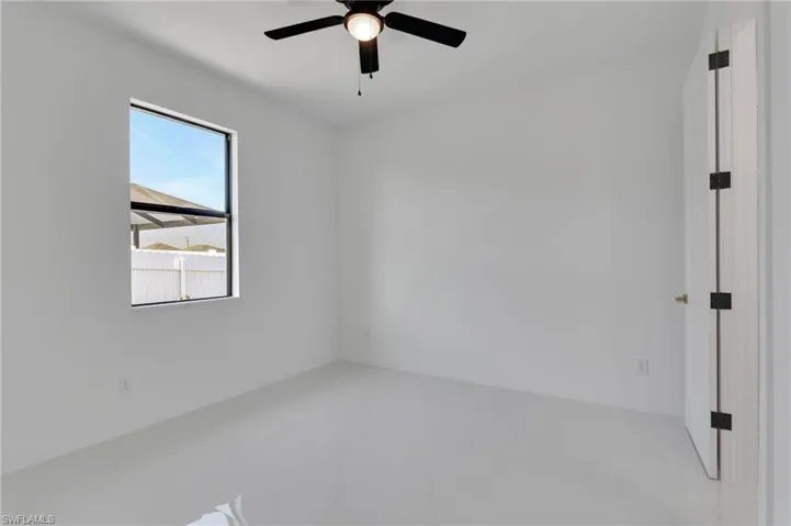 Tiled empty room with baseboards