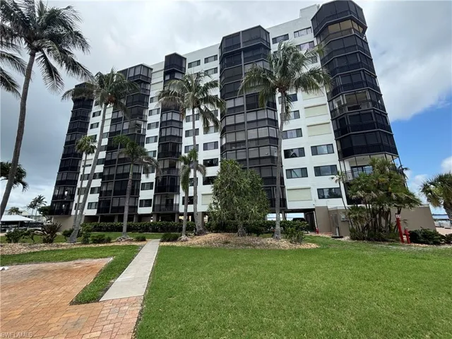 View of apartment building / complex