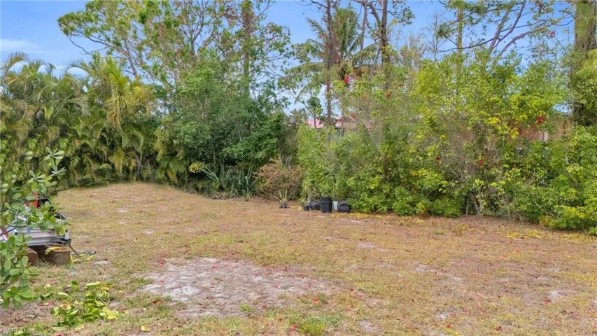 Huge fenced back yard