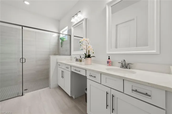 Master en-suite bath w/oversized shower