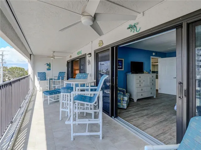 Balcony with ceiling fan