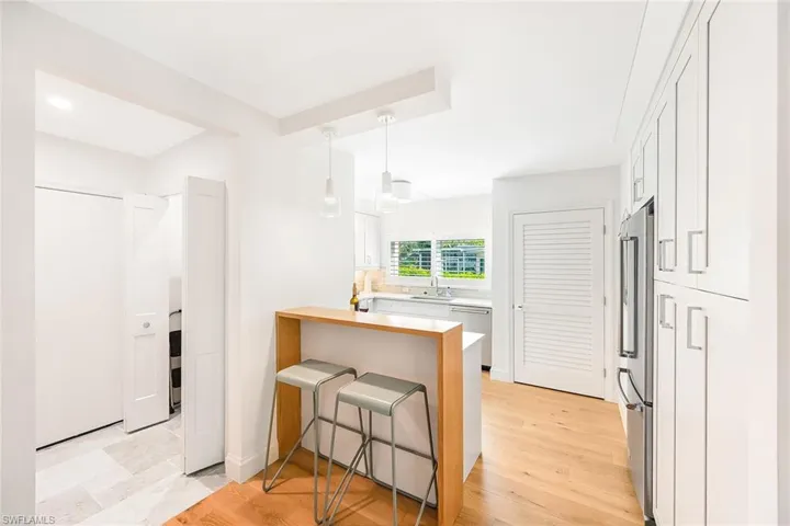 Kitchen Bar/Foyer