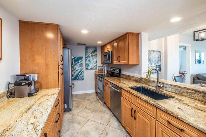 17 Bluebill AVE # 104, NAPLES FL 34108