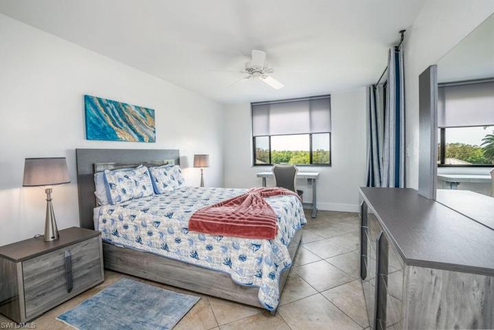 17 Bluebill AVE # 104, NAPLES FL 34108