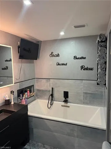 Master Bath tub