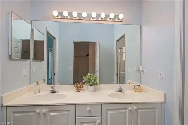 240  Robin Hood  CIR, Naples, FL 34104