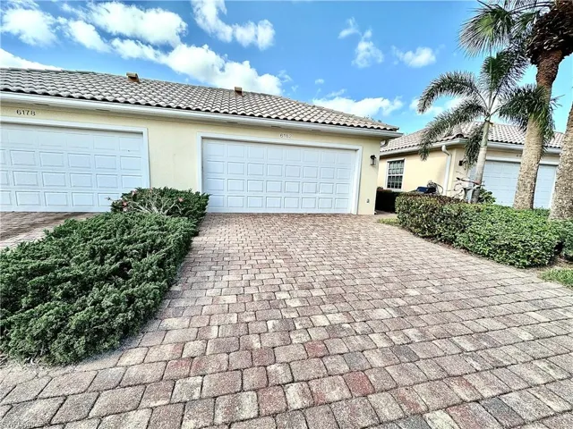 Paver driveway with a multi-tone finish