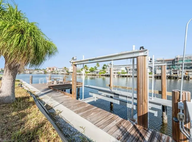 Seawall, dock & boat lift 2019
