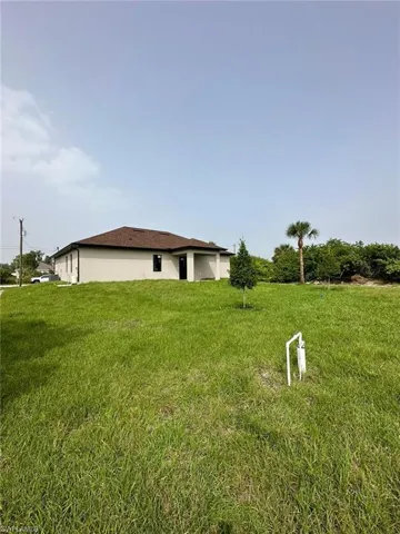 View of grassy yard