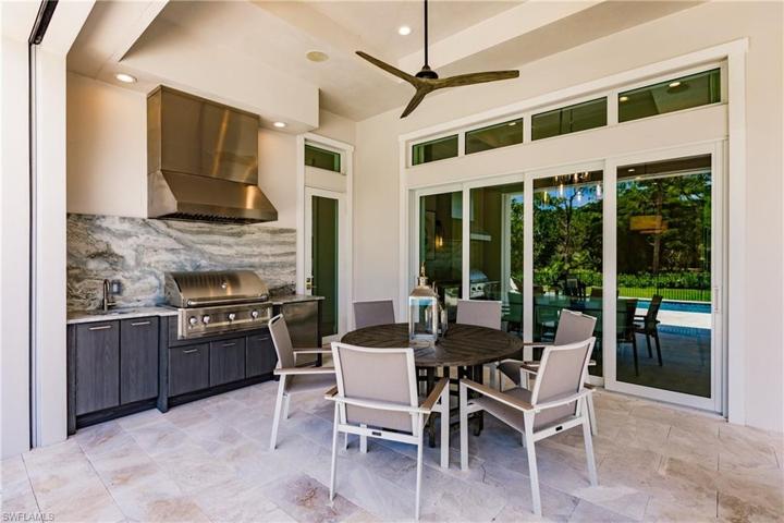Lanai Dining Area