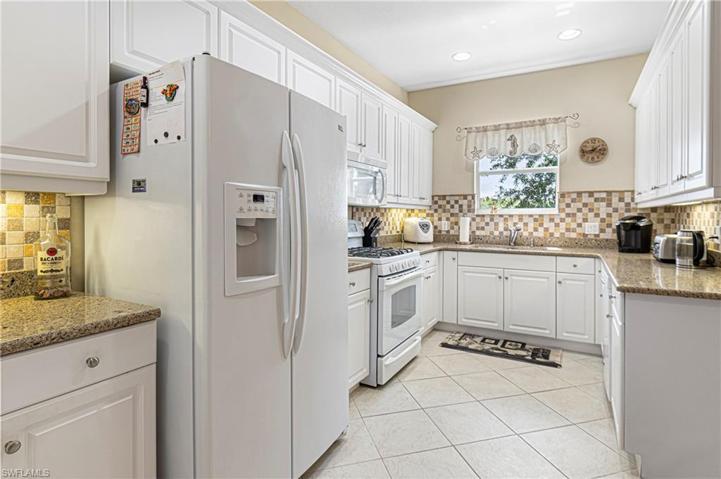 Beautiful Florida kitchen with plenty of counter space and a walk in Pantry