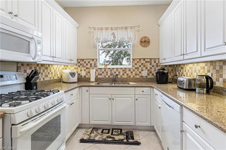 Gas stove and lots of cabinet space