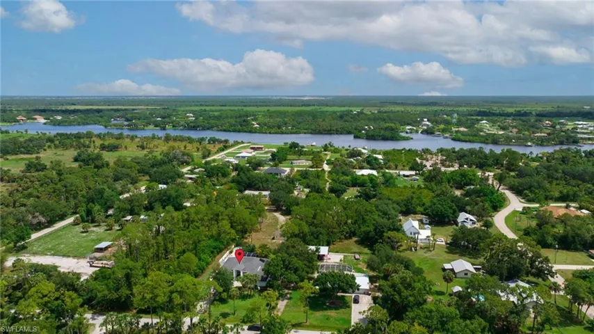 Just a short walk to the Caloosahatchee River & access to the Gulf of Mexico, for you boat lovers!