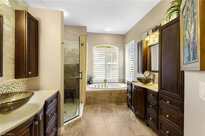 Two separate sinks, a large soaking tub, & a spacious stand-up shower