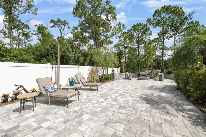 The 6' white vinyl fence as a clean background adds to the beauty here