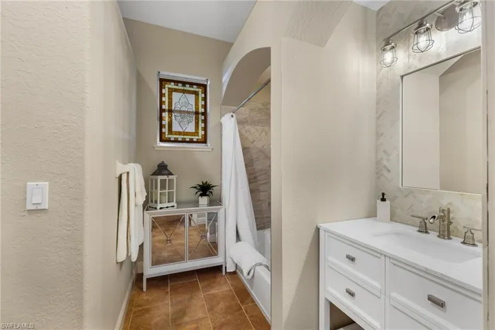 A Tub/Shower combo & a gorgeous white Quartz counter